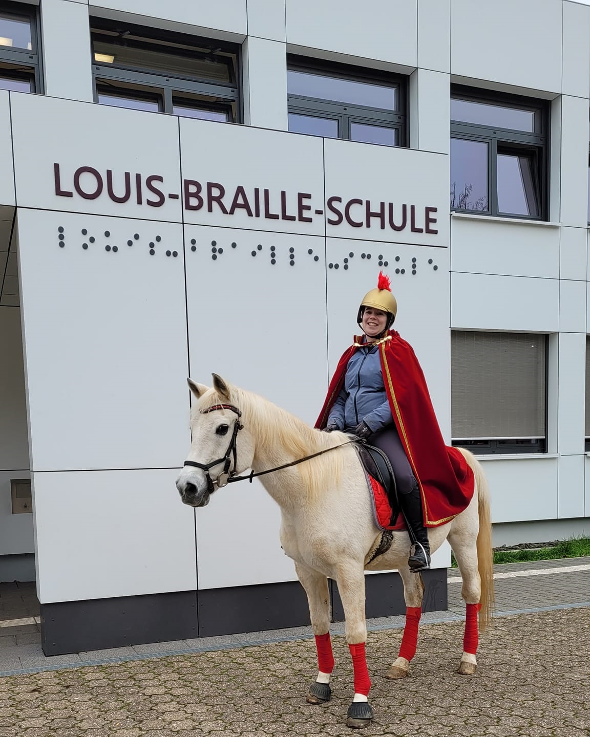 St.%20Martin%20mit%20Pferd%20vor%20LBS St.%20Martin%20mit%20Pferd%20vor%20LBS